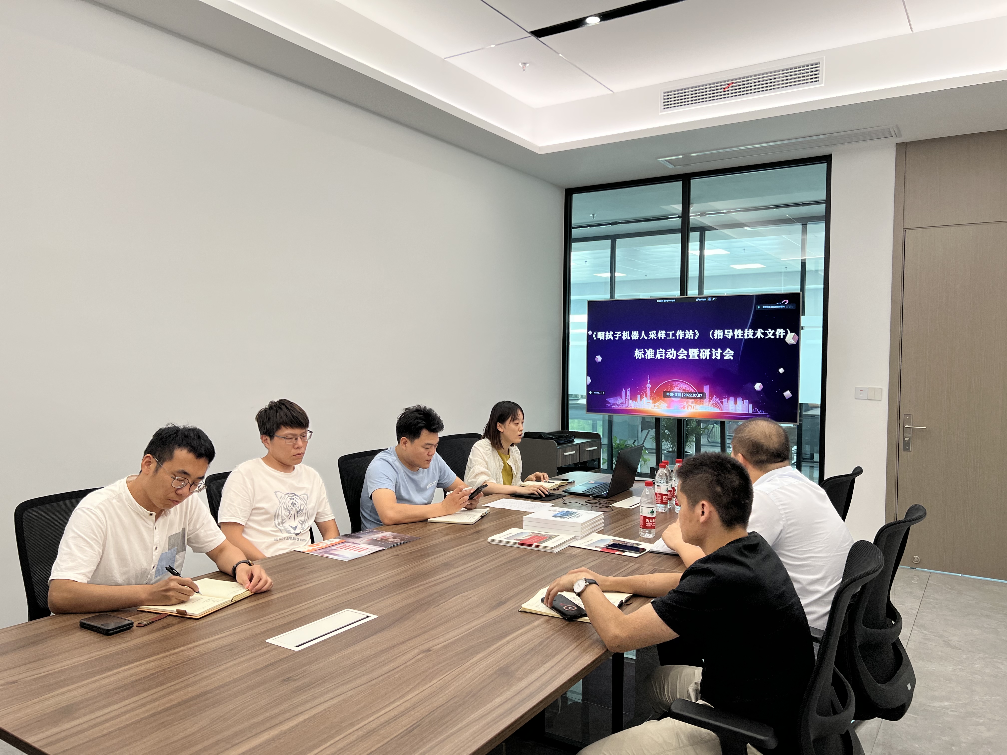 《咽拭子機(jī)器人采樣工作站》標(biāo)準(zhǔn)啟動會順利召開